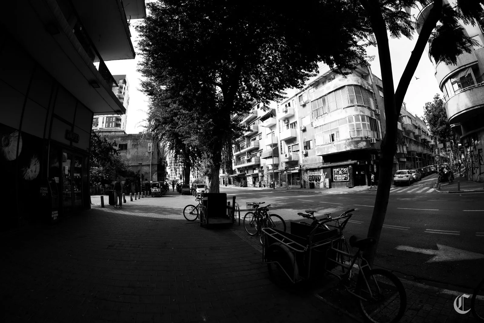 Allenby midday, Bauhaus, bicycles