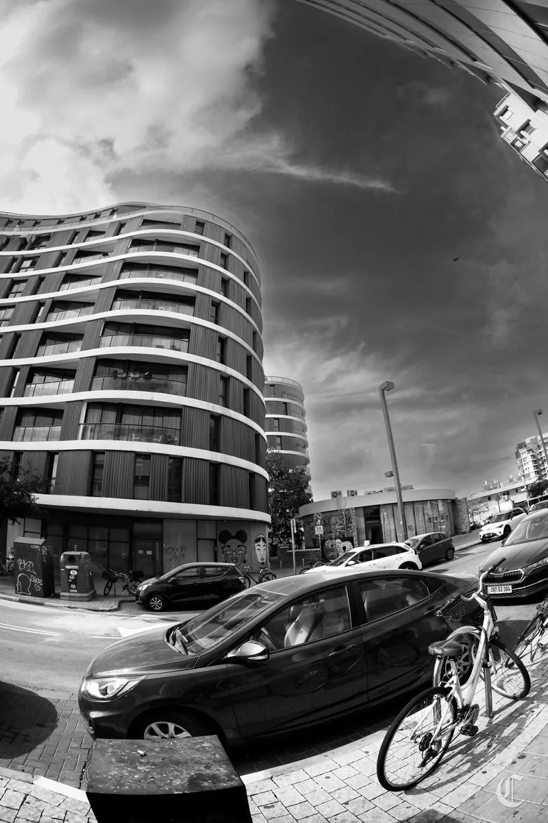 Curved residential building, Tel Aviv corner